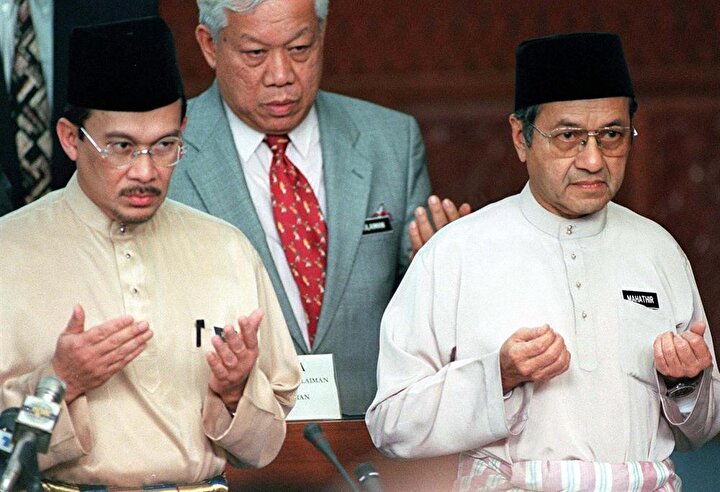 Mahathir Muhammed, 2 Eylül 1998'de, Enver İbrahim'i başbakan yardımcılığı görevinden azletti.