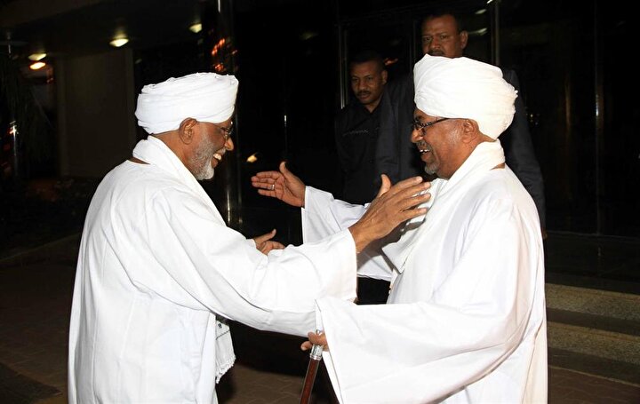 Hasan Turabi ile Sudan Devlet Başkanı Ömer Beşir arasındaki ilişki, dalgalı ve istikrarsız bir seyir izledi.