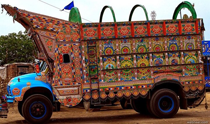 Pakistan caddelerinde böyle süslü kamyonlara rastlamak sıradan bir durum.