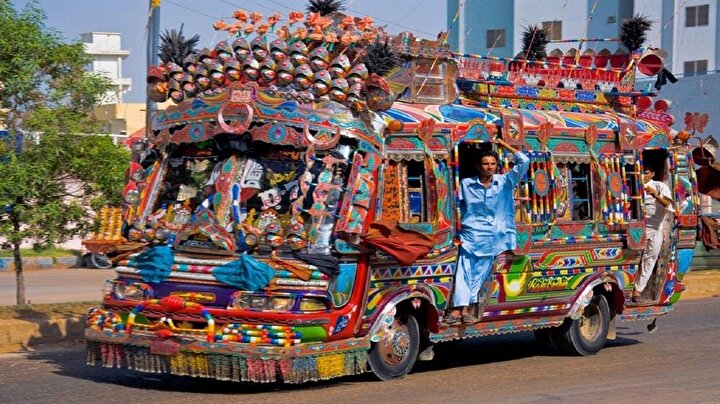 Pakistan'da sadece kamyonlar değil, otobüs ve otomobiller de oldukça süslü.
