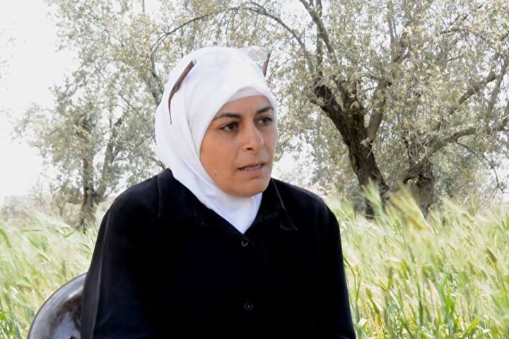 Umm Samih, Filistin göçmeni bir babanın kızı.