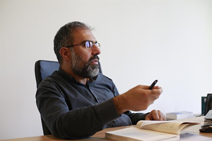 Prof. Dr. Büyükkara'nın ''Çağdaş İslâmi Akımlar'' kitabı, İslâm dünyasındaki fikri ve siyasi manzaraya dair ayrıntılı bir perspektif sunuyor. (Fotoğraf: İsmail Çağılcı)