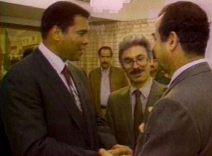 Muhammed Ali'nin, Saddam Hüseyin'le görüşmesinden bir kare.