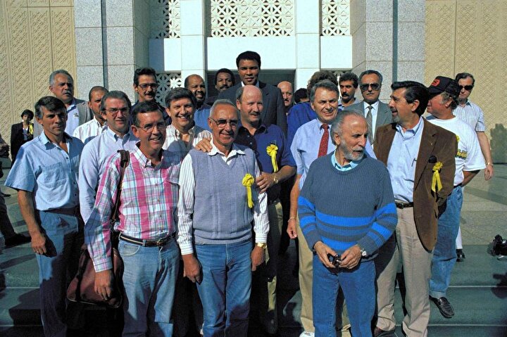 Muhammed Ali, kurtulmalarına aracılık ettiği rehinelerle birlikte.