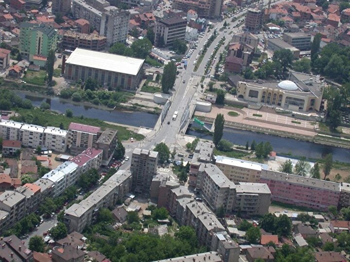 Kosova'nın kuzeyindeki Mitroviça şehrinde yer alan köprü, Balkanlardaki bölünmüşlüğün sembolü adeta.