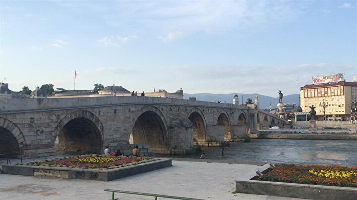 1451'de inşa edilen Üsküp'teki Taşköprü, şehrin Hıristiyan ve Müslüman kesimlerini birbirinden ayırıyor.