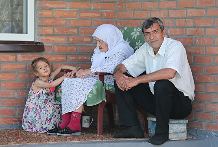 Koku İstambulova, torunu İlyas ve torununun kızı Sedo ile.