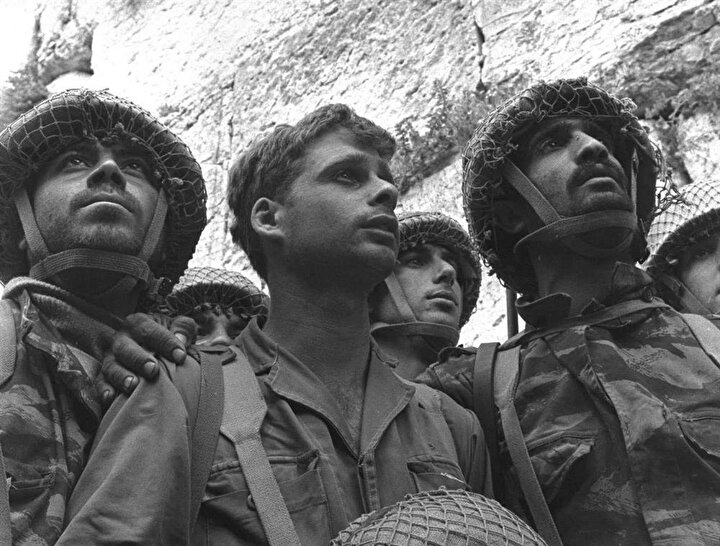 İşgalin ardından Ağlama Duvarı'na ulaşan ilk İsrail askerleri Zion Karasenti, Yitzhak Yifat ve Haim Oshri (Soldan sağa), tarihin en ikonik pozlarından birini verdiler.