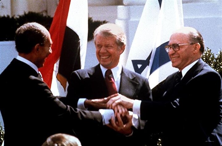 Mısır Cumhurbaşkanı Enver Sedat, ABD Başkanı Jimmy Carter ve İsrail Başbakanı Menachem Begin (Soldan sağa)