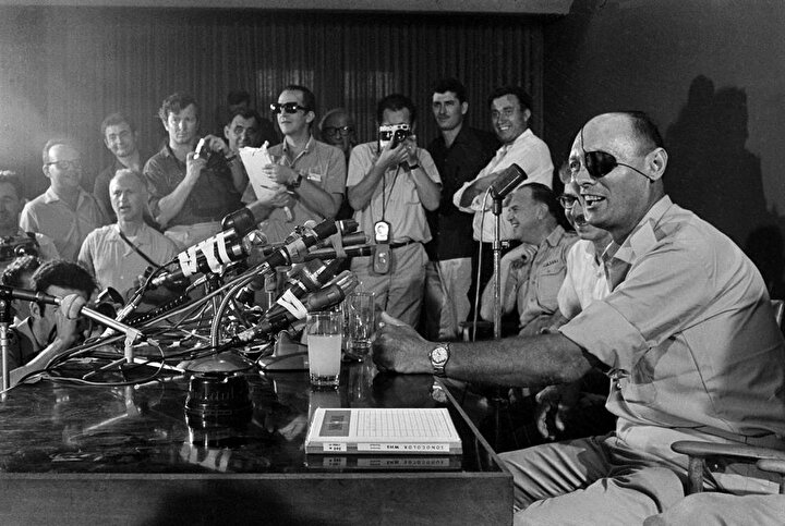 1948'deki Arap-İsrail Savaşı'nda Genelkurmay Başkanı olan Moşe Dayan, 1967'deki savaştan kısa sürece önce İsrail Savunma Bakanı olarak atandı.