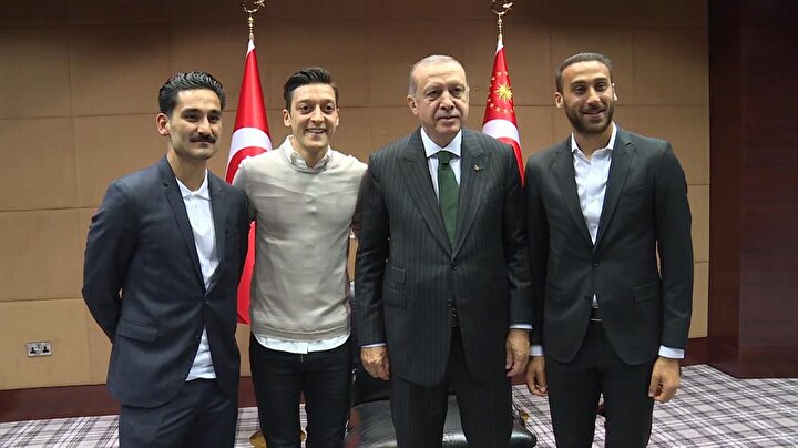 Cumhurbaşkanı Erdoğan İngiltere’ye yaptığı ziyaret sırasında, bir otelde İngiltere Premier Lig’de oynayan Mesut Özil, İlkay Gündoğan ve Cenk Tosun’u kabul etmişti.