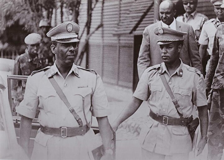 Siad Barre (Solda), 22 yıllık diktatörlüğün ardından, 1991 yılında devrilmişti.
