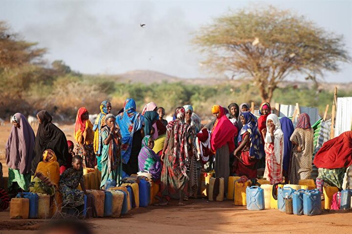 Pek çok olumsuz etken karşısında ayakta kalmaya çalışan Somali halkı, bir yandan da gıda yokluğuyla mücadele ediyor. (Baz Ratner / Reuters)