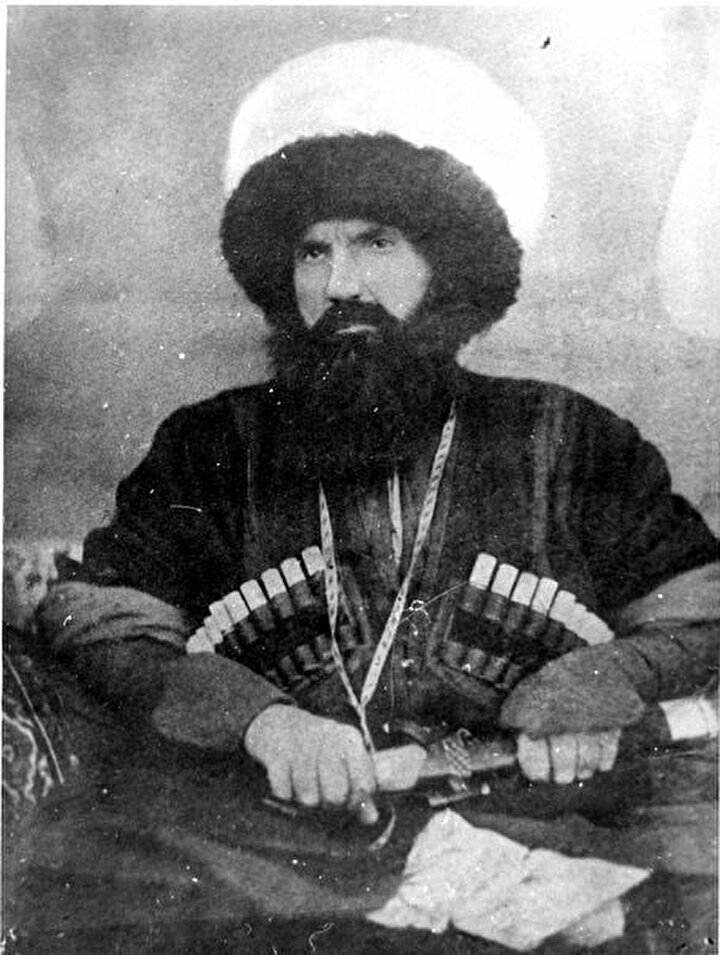 İmam Şamil, Ruslara karşı savaşında ağır yaralar aldı, aç kaldı, dağlarda yattı... ancak mücadelesini uzun yıllar sürdürdü.