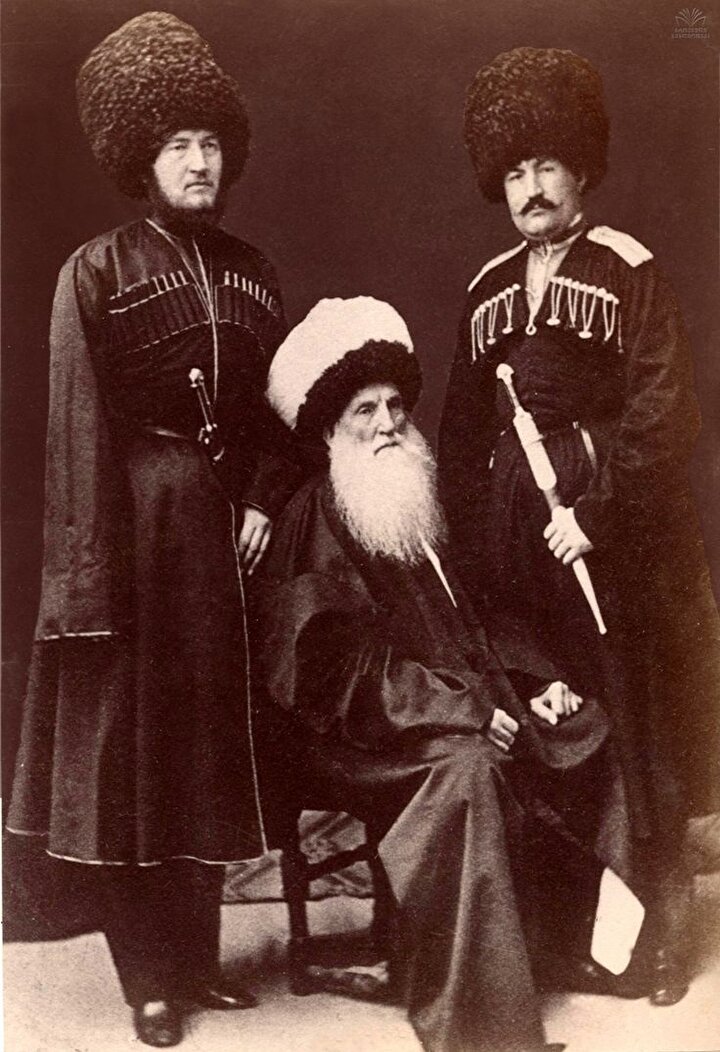 Şeyh Şamil, hayatının son dönemini esaret altında yaşamış olmasına rağmen, düşmanı Çar İkinci Aleksander'dan dahi hürmet görmüştür.