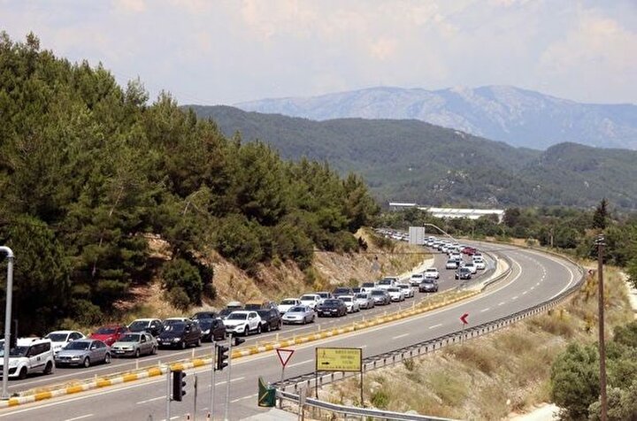 Ramazan Bayramı tatili için yerli turistin akın ettiği Muğla karayolunda trafik hayatı felç etti.