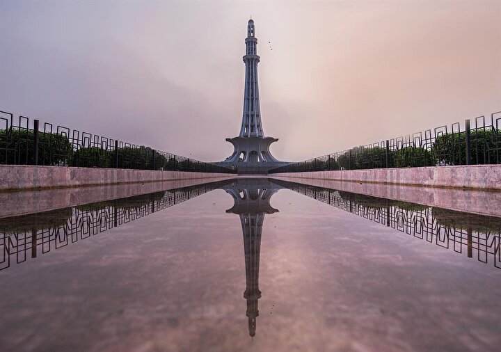 Yaklaşık 7 milyon rupiye mal olan Minare Pakistan, Lahor'a yolu düşen turistlerin en çok ilgi gösterdiği yapılardan biri. (Shutterstock)