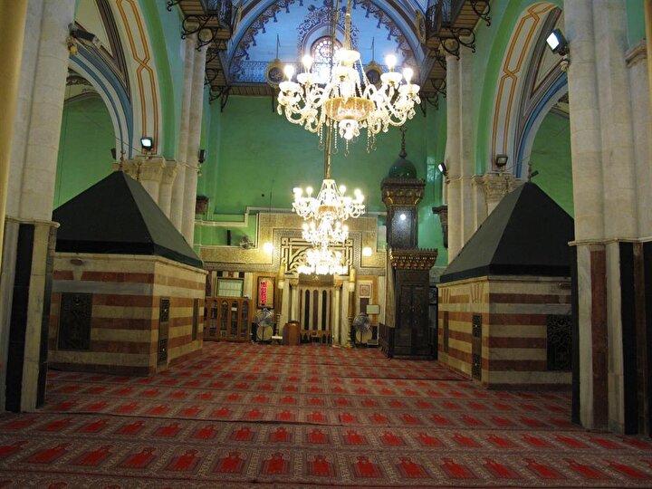 Halilurrahman Camii'nin Müslümanların ibadetine ayrılan kısmında, Hz. İshak ve eşi Hz. Refika'nın kabirleri.