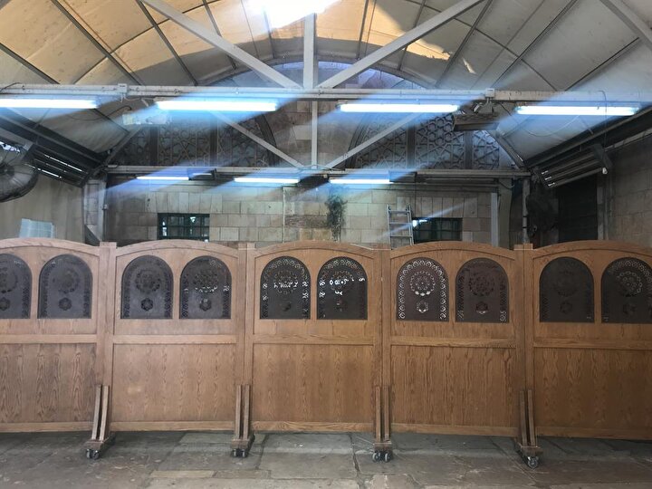 Sinagog kısmında, kadınlarla erkeklerin bölümlerini ayıran ahşap paravan. (Fotoğraf: İbrahim Furkan Özdemir)