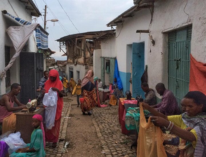 Harar'ın dar ve yıpranmış sokaklarında epeyce renkli görüntülerle karşılaşıyoruz. (Fotoğraf: İsmail Yasin Avcı)