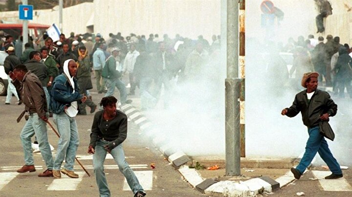 28 Ocak 1996. Başbakanlık Ofisi'nin önünde İsrail polisiyle çatışan Falaşalar.