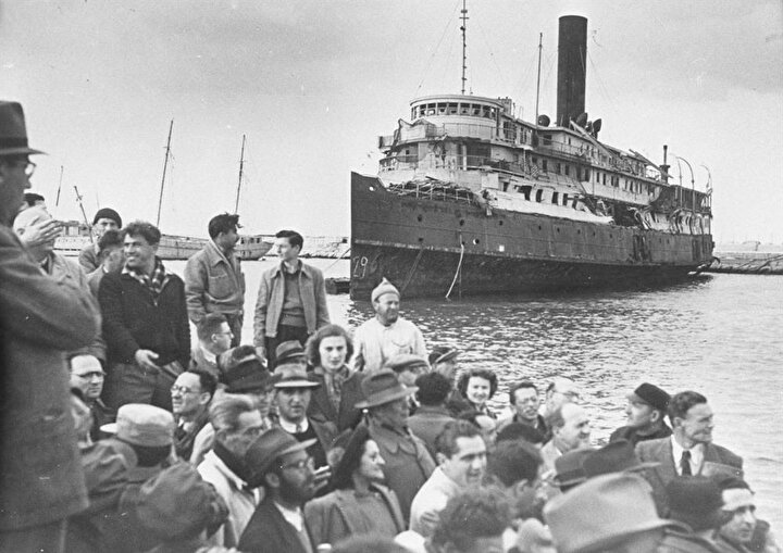 Dünyanın dört bir yanındaki Yahudiler ''Eve Dönüş Yasası'' ile İsrail'e yerleşmiş ve vatandaşlık almıştı.