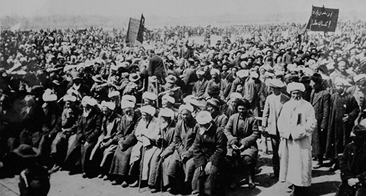 Doğu Türkistan Cumhuriyeti bağımsızlık ilanı esnasında 1. Cumhurbaşkanı Sabit Damollam (Sağdan ikinci) ve halk.