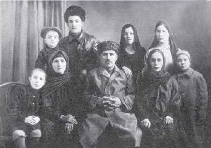 Çeçen ailelerde, büyükler ve küçükler arasındaki ilişki oldukça sınırlı ve kurallıdır.