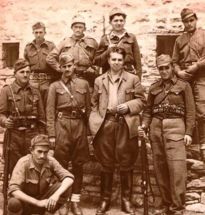 Enver Hoca, İtalyanlara ve Almanlara karşı mücadeleyi yürüten Partizanlarla bir arada.