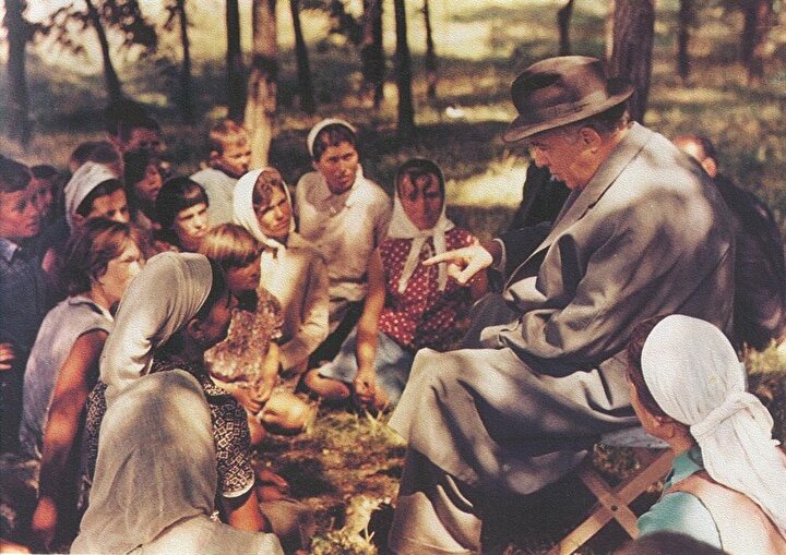 Ülkesine dışarıya kapatan Hoca, Arnavutluk halkıyla bir arada göründüğü propaganda fotoğraflarını oldukça sık kullanıyordu.
