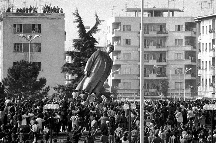 Tiran'ın İskender Meydanı'nda toplanan binlerce genç, Enver Hoca'nın heykelini devirmiş ve bir devrin kapandığını tüm dünyaya ilan etmişlerdi.