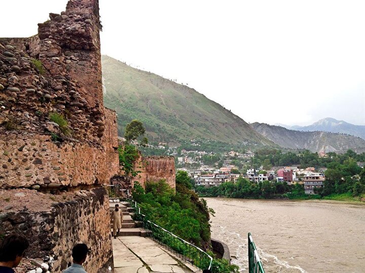 ''Kızıl Kale'', Muzafferabad'da yer alan az sayıda tarihi eserden biri.