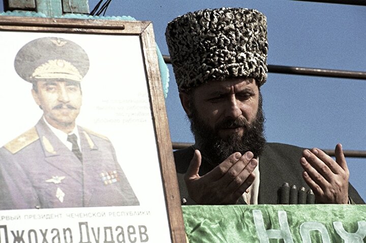 Zelimhan Yandarbiev, Dudayev'in cenaze töreninde.