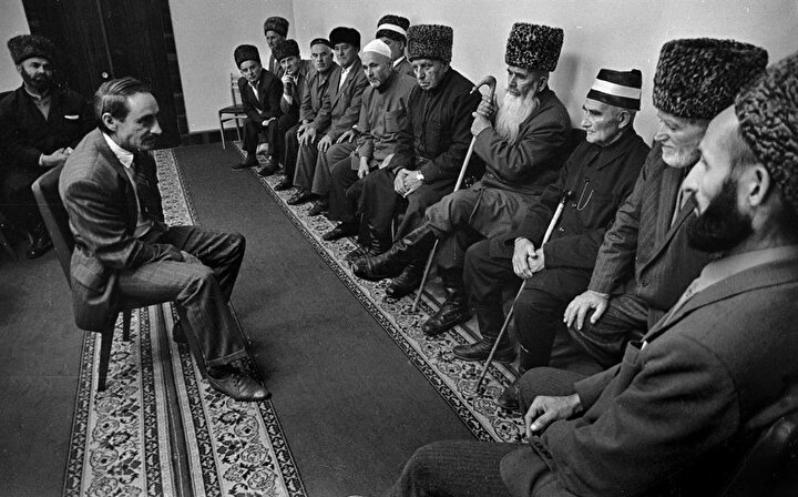 Cahar Dudayev, Kafkas halkarını bir araya getirmek ve bağımsız bir devlet kurmak adına silahlı mücadelenin yanı sıra politik bir mücadele de verdi.
