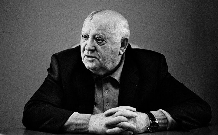 Mihail Gorbaçov'un ülkenin başına geçmesiyle birlikte SSCB'nin dağılma süreci hızlandı ve federe devletlerin bağımsızlık ilanları birbiri ardına geldi.