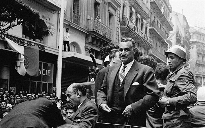 Kral Faruk'u devirerek Mısır yönetimini ele alan Cemal Abdunnasır, milliyetçi panarabist söylemleriyle dikkat çeken bir isimdi.