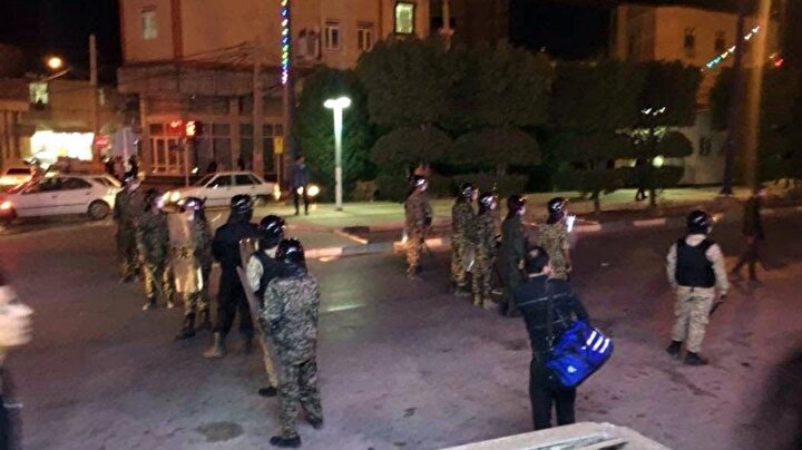İran'da halk su ve elektrik kesintileri dolayısıyla protestolar gerçekleştiriyor.