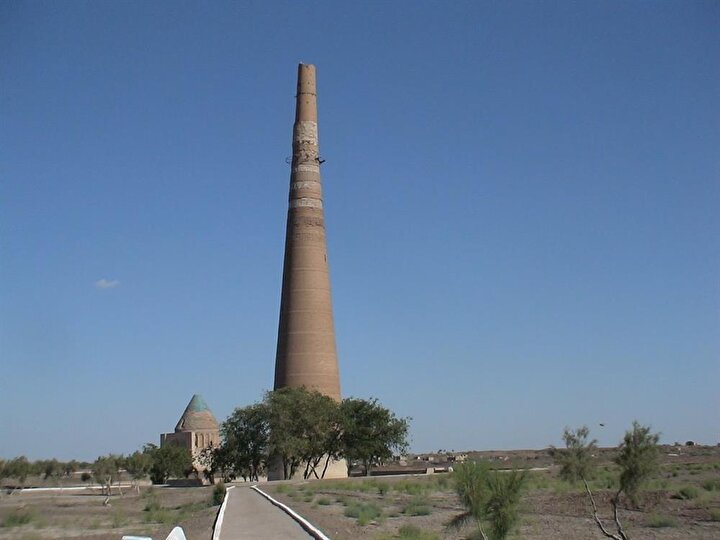 Kutluğ Timur'un inşa ettirdiği camiden günümüze sadece minaresi kalmış.
