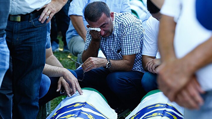 Srebrenitsa'da, en az 8 bin 372 Boşnak sivilin katledildiği biliniyor.