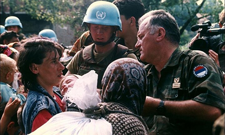 Şehirde bulunan Birleşmiş Milletler Barış Gücü askerleri adeta Sırplara eşlik ediyordu.