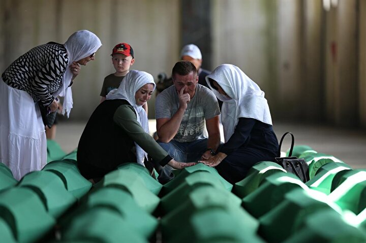 Srebrenitsa'da bulunan toplu mezarlardan çıkarılan ve kimliği tespit edilen kemikler, her yıl 11 Temmuz'da toprağa veriliyor.