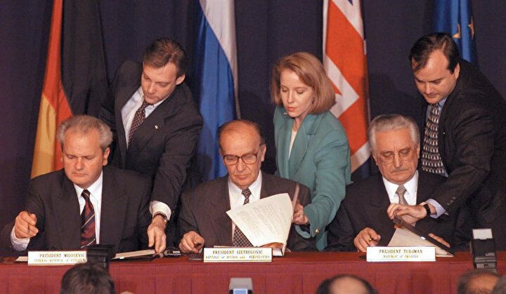 14 Aralık 1995'de ABD'de imzalanan Dayton Anlaşması'yla bağımsız Bosna-Hersek resmen kuruldu.