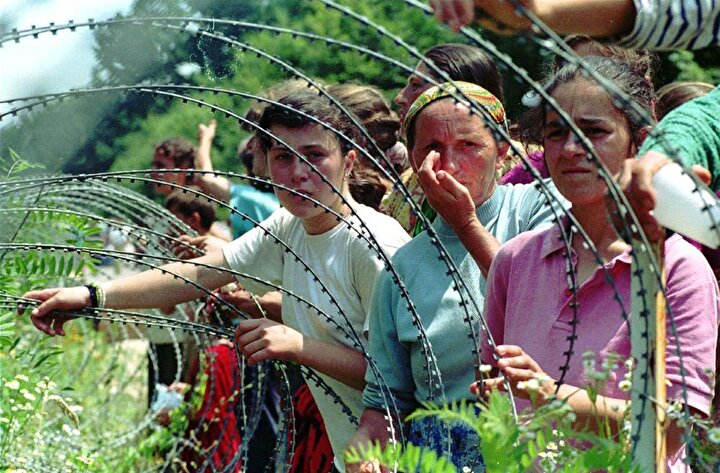 10 Temmuz 1995'de Srebrenitsa'nın etrafı kuşatılmış ve şehirdeki binlerce insan düşmanlarına teslim edilmişti.