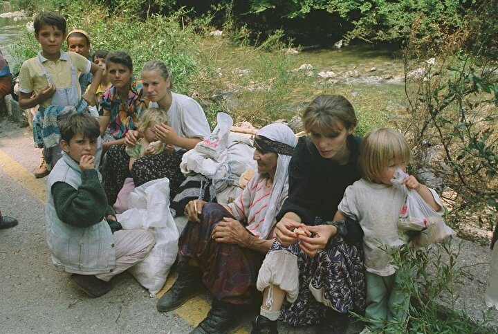 10 Temmuz 1995 günü Srebrenitsa şehir merkezinde bulunan toplanma alanları, Sırplar tarafından bombardımana tutulmuştu.