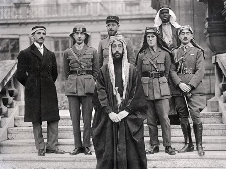 Faysal (Önde), Lawrence (sağdan iki) ve beraberlerindeki heyet Paris'te düzenlenen barış konferasında.