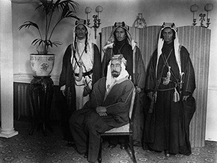 Şerif Hüseyin'in dört oğlundan biri olan Abdullah (Oturan), Osmanlı'ya karşı isyanın fitilini ateşleyen saldırının başındaki isimdi.