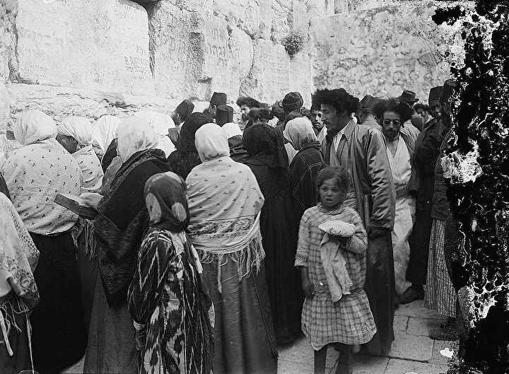 Yahudiler, Ağlama Duvarı'na dokunarak ibadet etme hakkını, yüz yıllar sonra ilk kez Kanuni Sultan Süleyman döneminde elde ettiler.