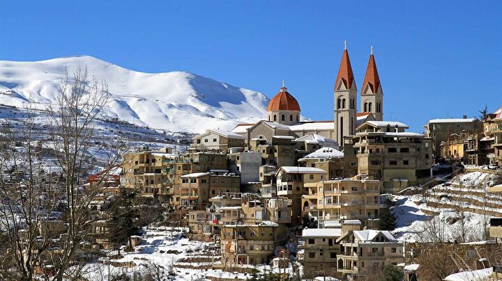Lübnan'ın bazı dağ köylerinde manzara, Alplerden farksızdır.