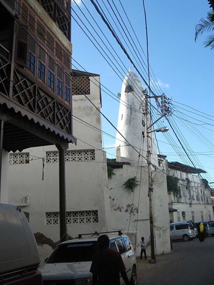 Mandhry Camii, konum olarak yakın olduğu Başeyh ile aynı mimari özellikler sahiptir.