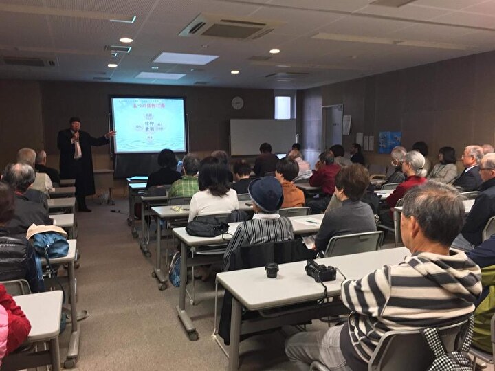 Ahmed Maeno Jopanya'da İslami ilimler konusunda seminerler vermektedir.